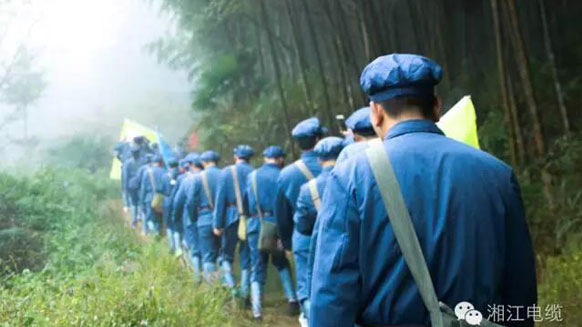 緬懷革命先烈，學(xué)習(xí)革命精神。——湘江電纜井岡山精神學(xué)習(xí)班剪影