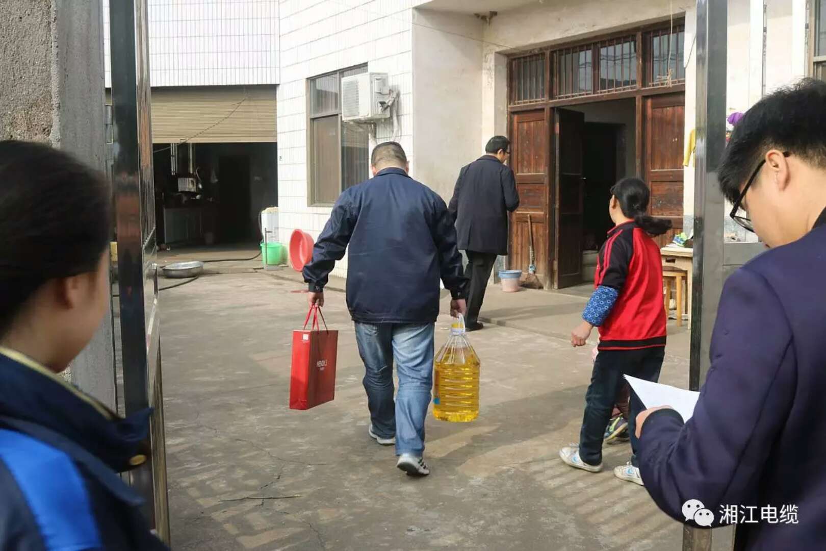 愛心凝聚力量，希望成就未來。湘江電纜參與“精準(zhǔn)扶貧”