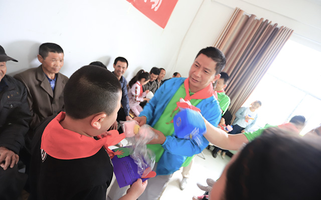 “六一微心愿，愛(ài)心暖童心”湘江電纜攜手村長(zhǎng)李銳愛(ài)心傳遞 點(diǎn)亮未來(lái)
