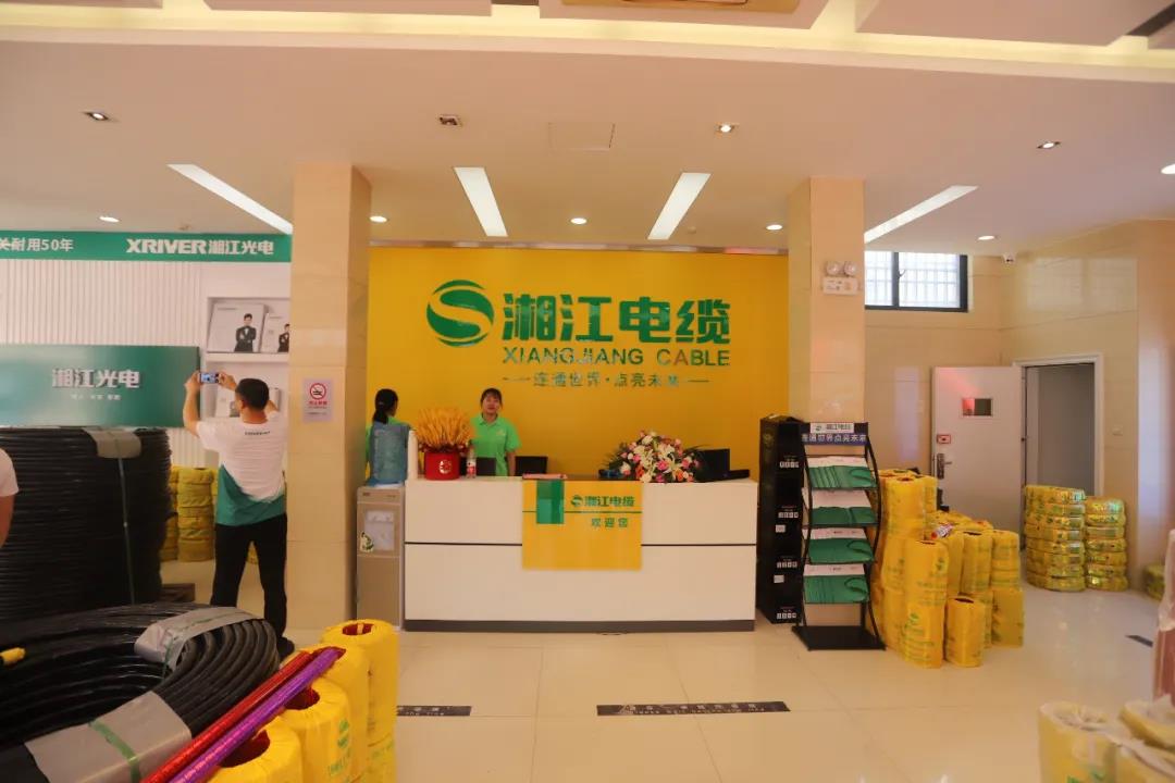 連通世界 點亮未來?。∠娼娎|集團武漢旗艦店開業(yè)慶典盛大舉行！