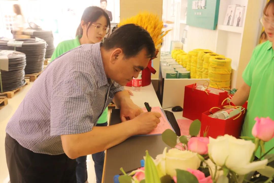 連通世界 點亮未來?。∠娼娎|集團武漢旗艦店開業(yè)慶典盛大舉行！